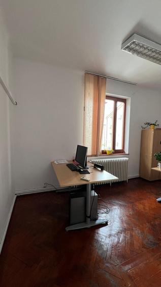 Casă individuală cu 10 camere cu Canalizare în Cotroceni