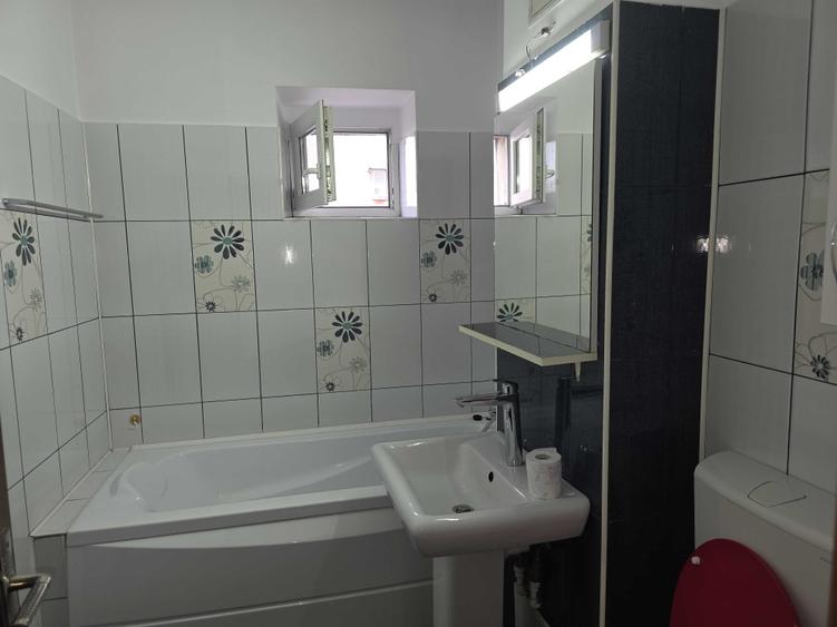 Apartament cu 3 camere decomandat în Frații Golești
