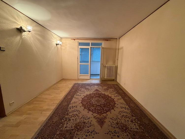 Apartament cu 4 camere decomandat în Titan