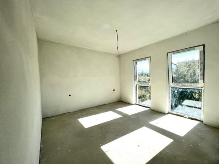 Duplex cu 4 camere cu Canalizare în Est