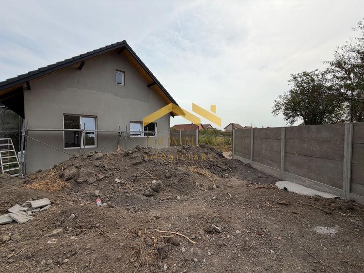 Duplex cu 3 camere cu Canalizare în Sânmihaiu Român