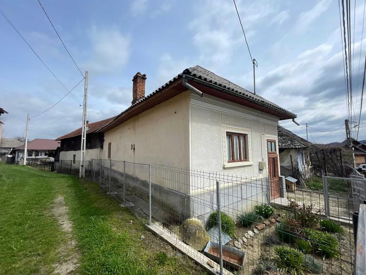 Casă cu 4 camere în Domnești
