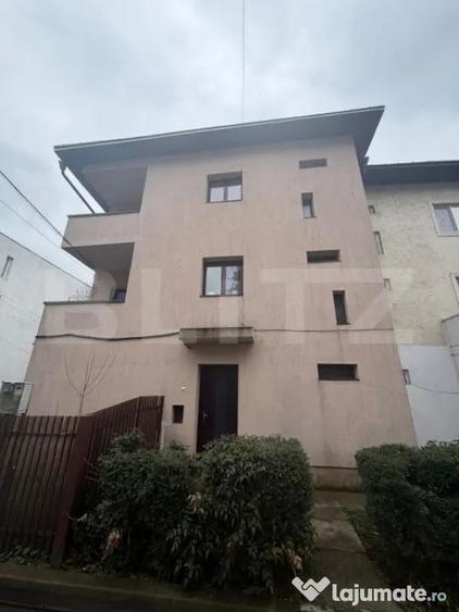 Casă cu 4 camere cu Teren 200 Mp în Central