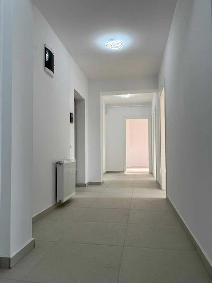 Apartament cu 3 camere decomandat în Tractorul