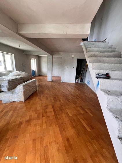 Casă cu 6 camere cu Teren 732 Mp în Central