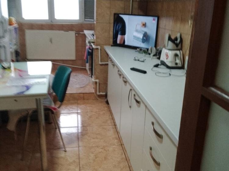 Apartament cu 4 camere semidecomandat în Berceni