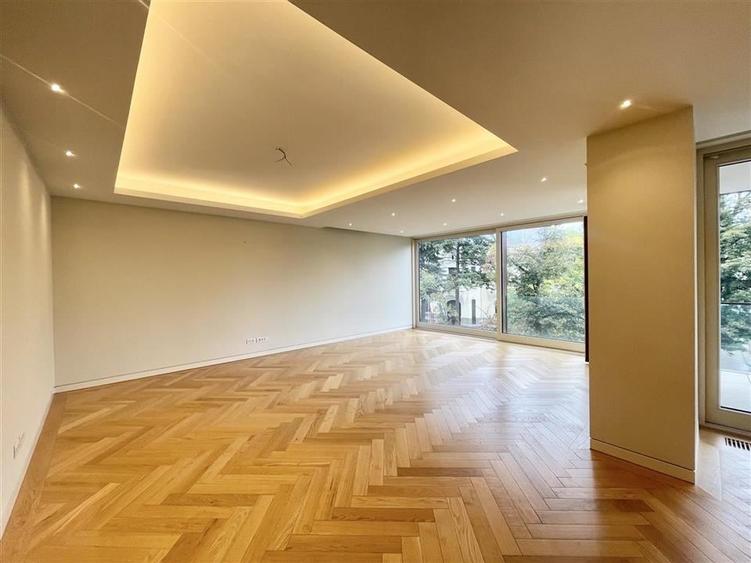 Apartament cu 5 camere decomandat, mobilat în Central
