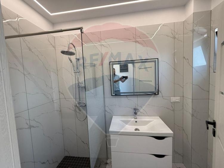 Casă individuală cu 5 camere cu Canalizare în Bariera Vâlcii