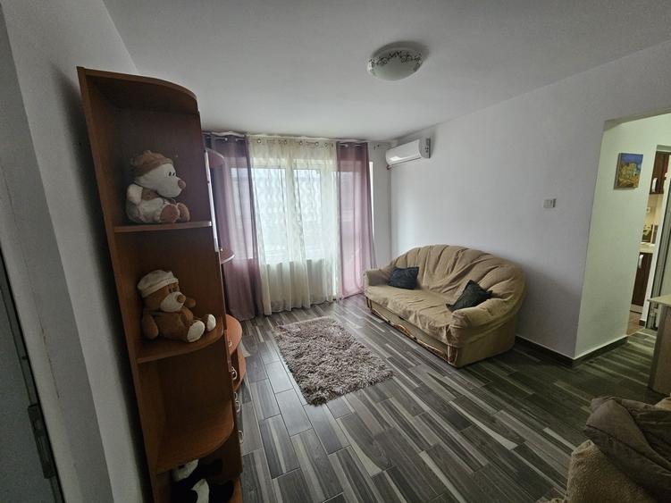 Apartament cu 3 camere semidecomandat în Petrești