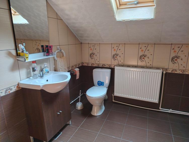 Casă individuală cu 8 camere cu Canalizare în Sud-Vest