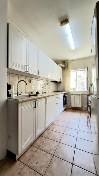 Apartament cu 2 camere semidecomandat, mobilat în Polonă