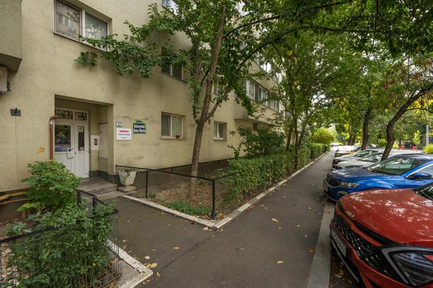 Apartament cu 3 camere semidecomandat, mobilat în Banu Manta