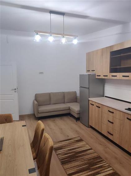 Apartament cu 3 camere decomandat, mobilat în Ipotești