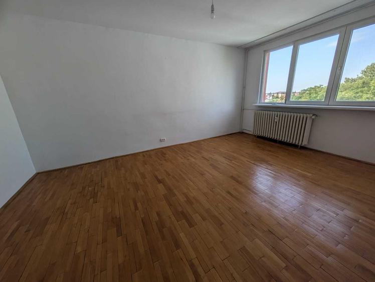 Apartament cu 4 camere decomandat în Rahova