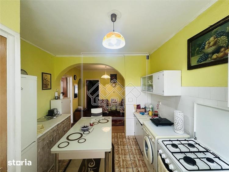 Ap decomandat, 3 camere, balcon, pivnita - N. Iorga - 1