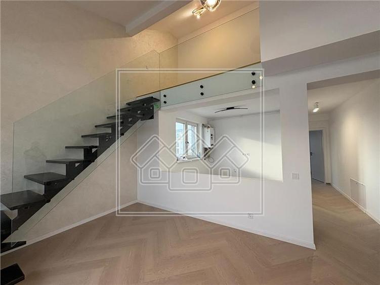 Penthouse cu 3 camere decomandat în Exterior Vest