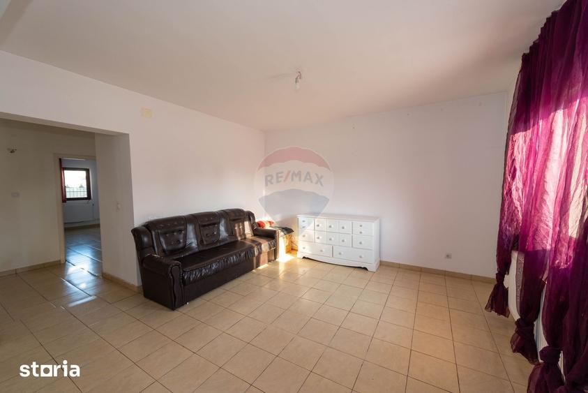 Casă cu 9 camere cu Teren 400 Mp în Central