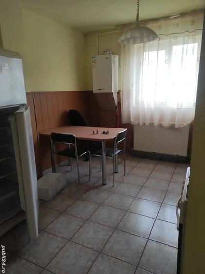 Apartament cu 4 camere semidecomandat în Central