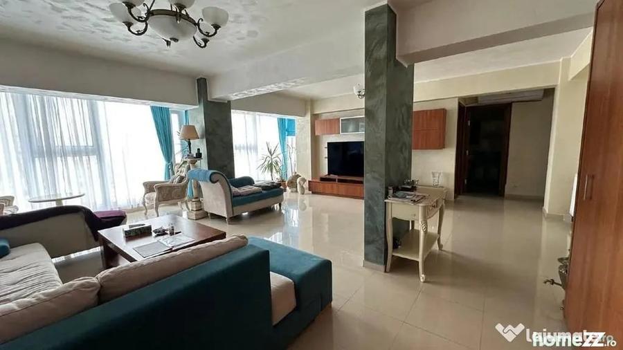 Apartament cu 3 camere decomandat în Peninsula