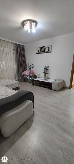 Apartament cu 3 camere semidecomandat, mobilat în Tomis Nord