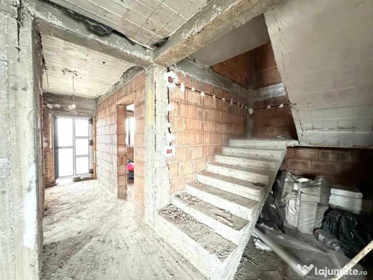 Casă cu 5 camere cu Teren 305 Mp în Dumbrăvița