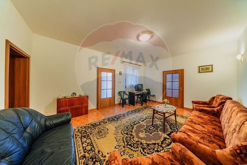 Casă individuală cu 7 camere cu Teren 1588 Mp în Zădăreni