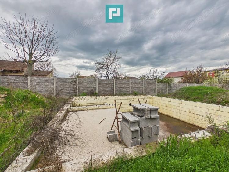Casă cu Piscina în Pârneava