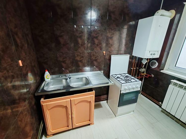 Apartament cu 3 camere semidecomandat, mobilat în Moșilor