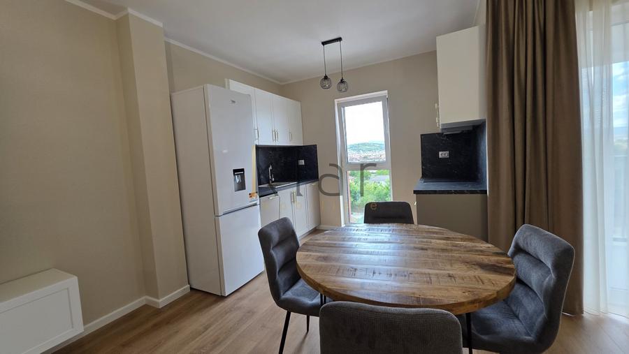 Apartament cu 2 camere semidecomandat, mobilat în Florești