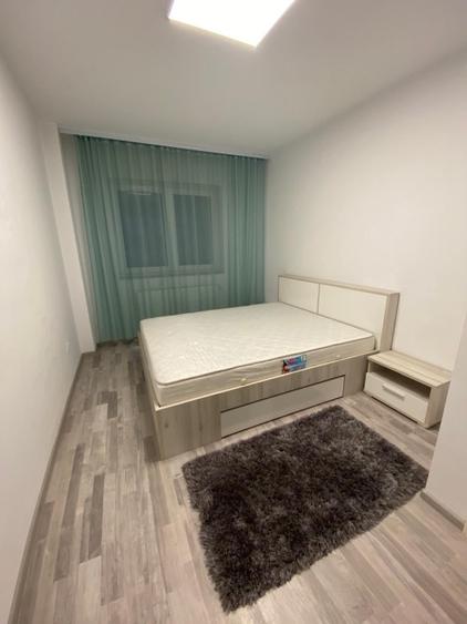 Apartament cu 3 camere decomandat în Tractorul