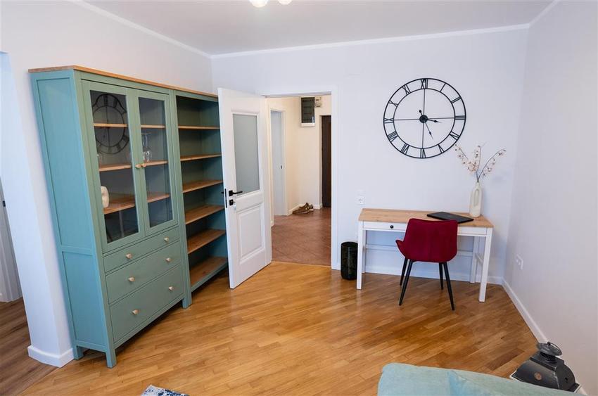 Apartament cu 3 camere semidecomandat, mobilat în Ultracentral