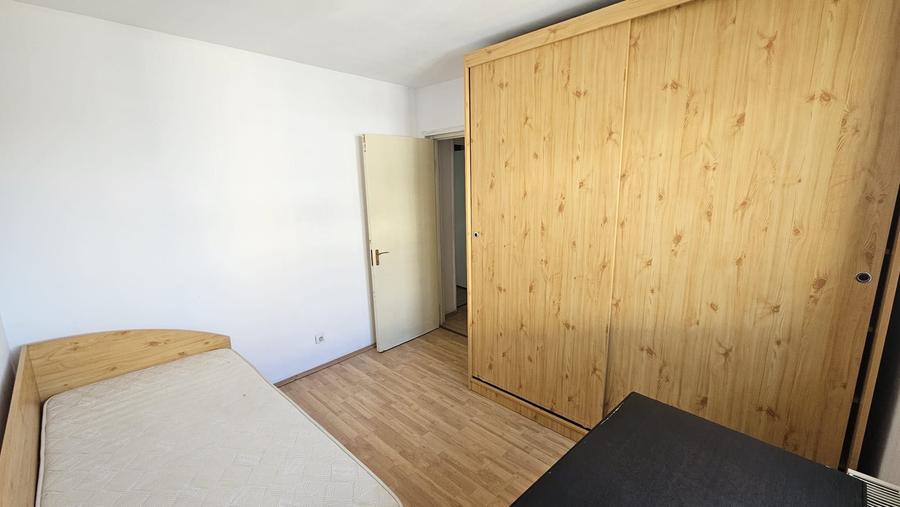 Apartament cu 3 camere semidecomandat în Tineretului