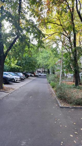 Apartament cu 3 camere semidecomandat în Crângași
