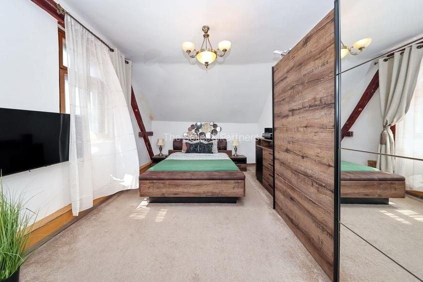 Apartament cu 4 camere semidecomandat în Centrul Istoric