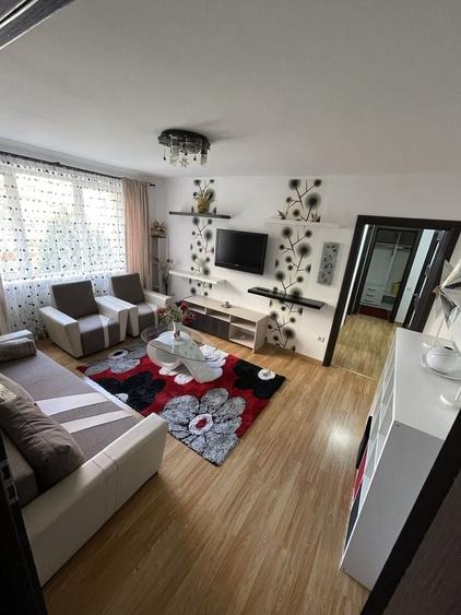 Apartament cu 3 camere decomandat în Exterior Vest