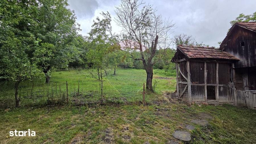 Casă cu 3 camere semidecomandat cu Teren 2200 Mp în Gornești
