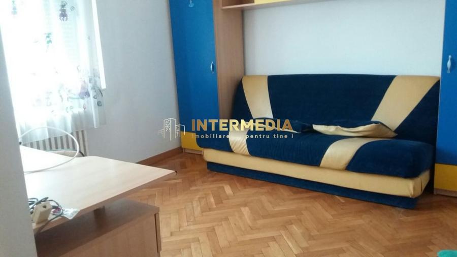 Apartament cu 4 camere decomandat, mobilat în Cetate