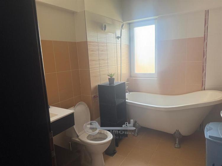 Apartament cu 2 camere semidecomandat, mobilat în Podul de Fier