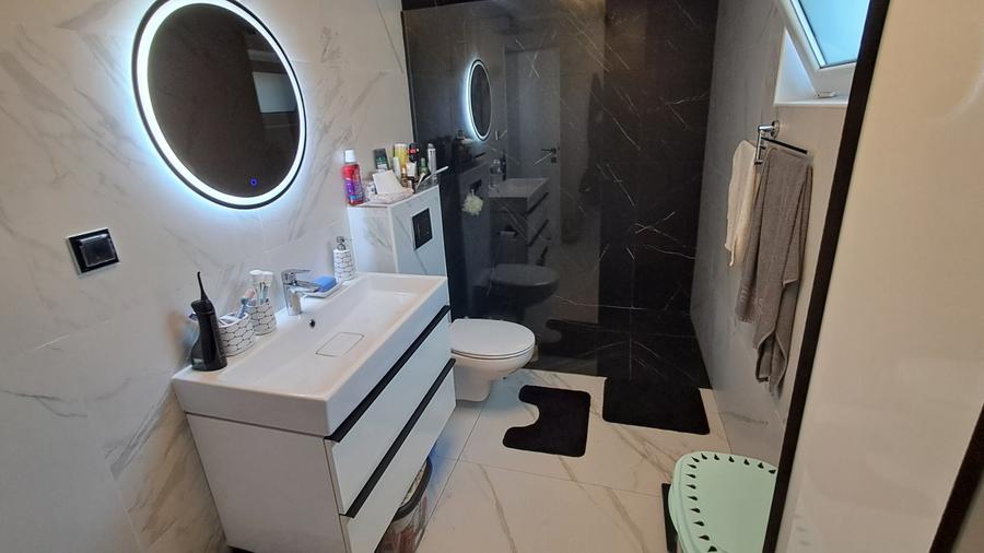 Casă cu 4 camere decomandat în Romanești