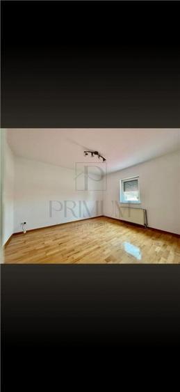 Casă cu 7 camere cu Teren 470 Mp în Central