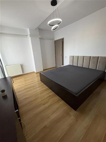 Apartament cu 3 camere semidecomandat, mobilat în Central