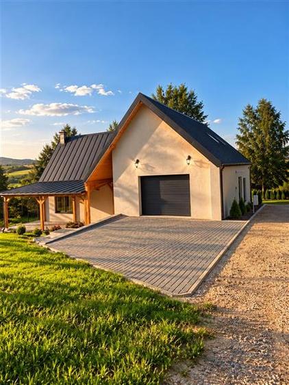 Casă individuală cu 3 camere cu Teren 2216 Mp în Exterior Est