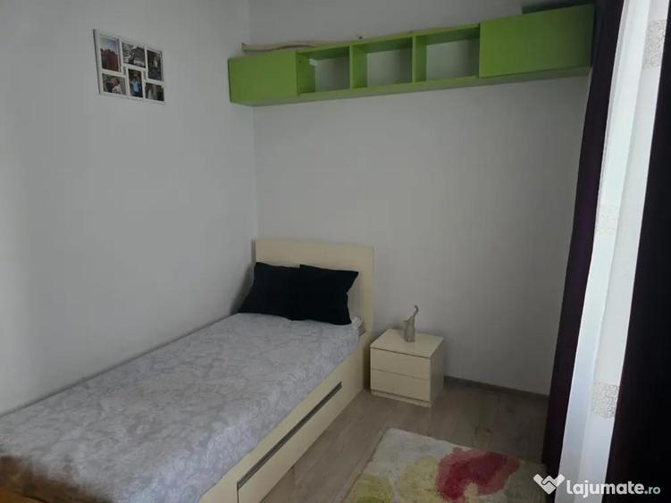 Apartament cu 3 camere nedecomandat în Vitan