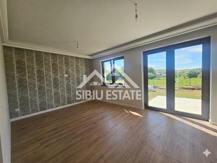 Duplex cu 4 camere cu Canalizare în Șura Mare