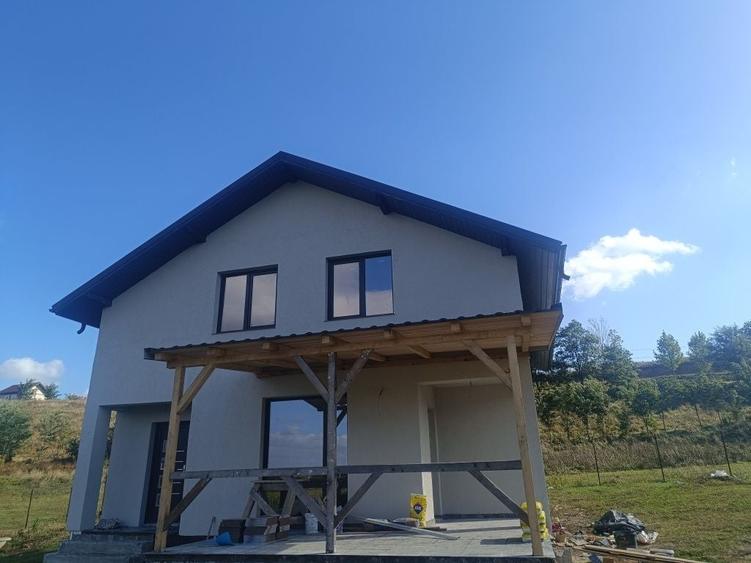 Casă cu 4 camere în Ipotești