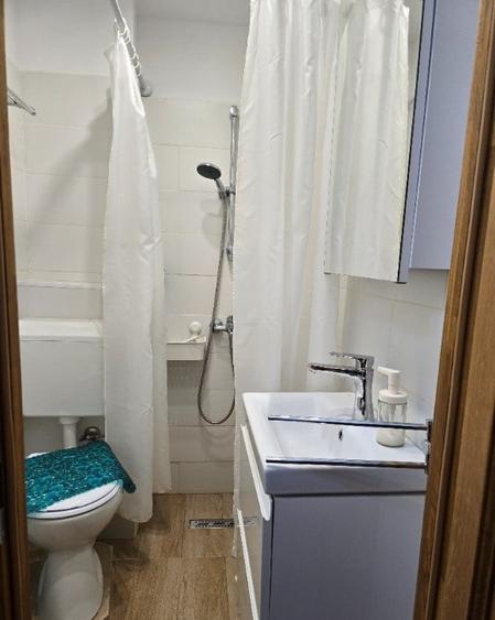 Apartament cu 3 camere semidecomandat, mobilat în 1 Mai