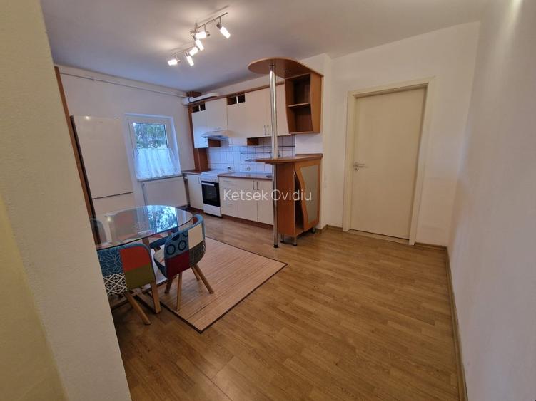 Proprietar inchiriez apartament cu 2 cmere Complex Studentesc Str Bucegi 4
