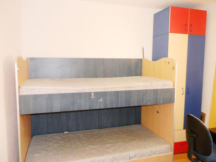 Apartament cu 3 camere semidecomandat, mobilat în Tractorul