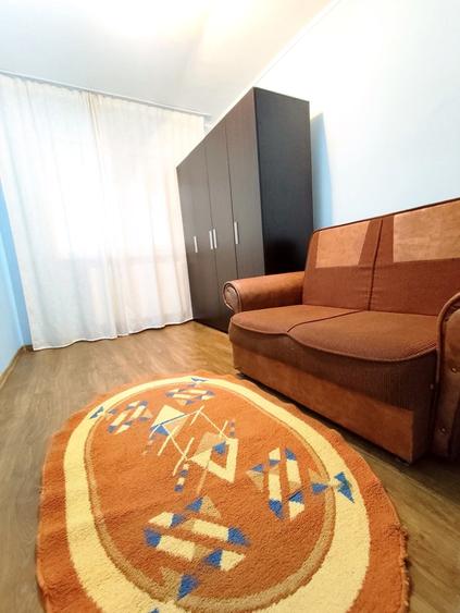 Apartament cu 3 camere semidecomandat, mobilat în Exterior Vest