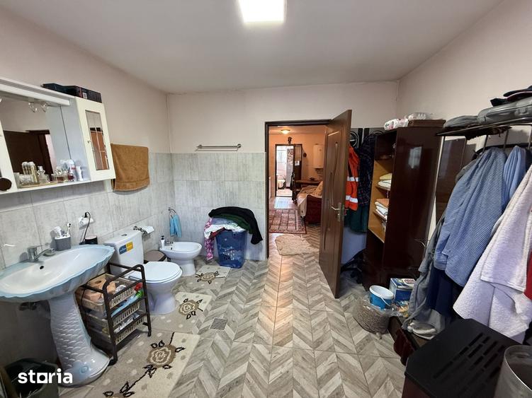 Casă cu 4 camere cu Teren 1390 Mp în Voinești